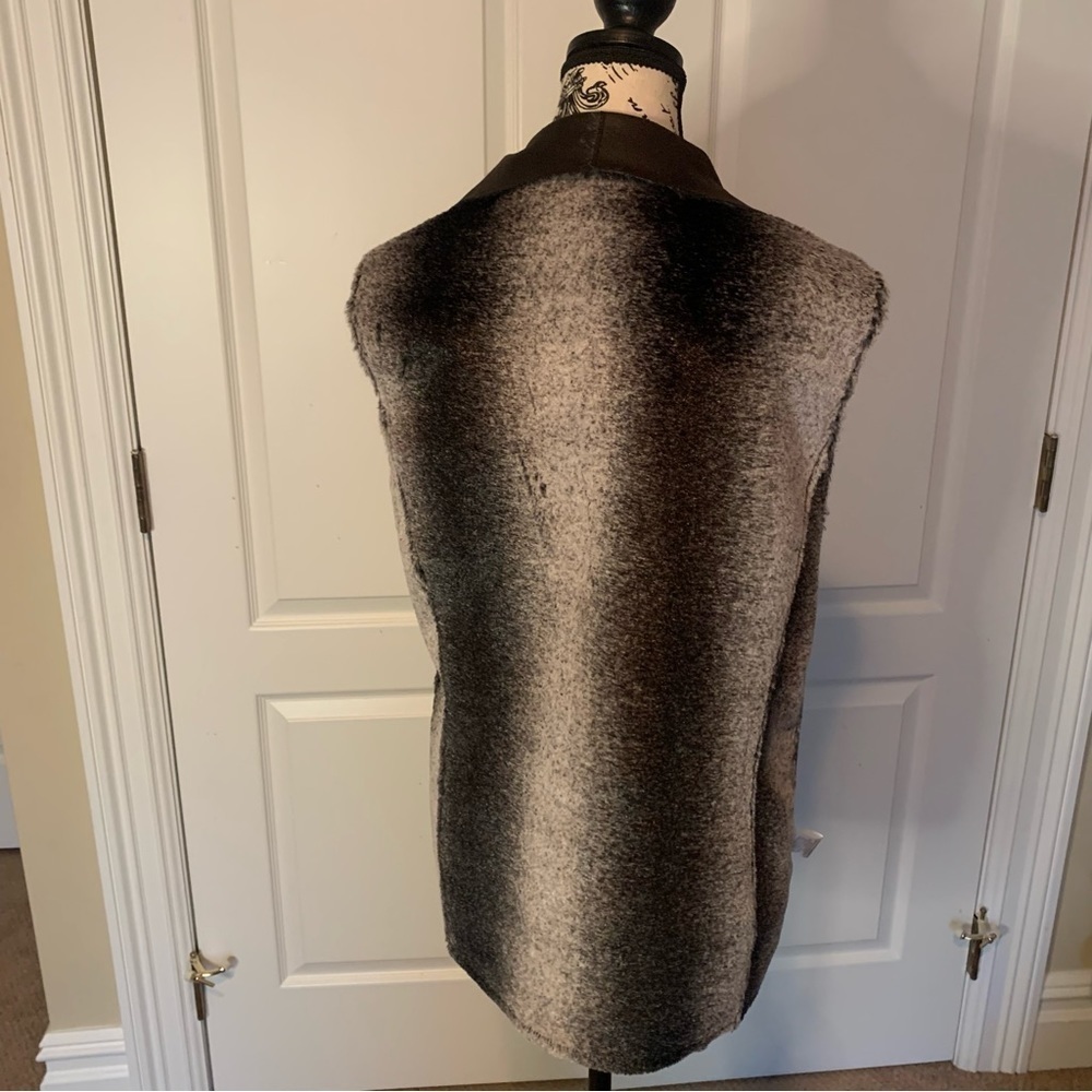 Faux fur and suede vest. Size medium. - Picture 4 of 7